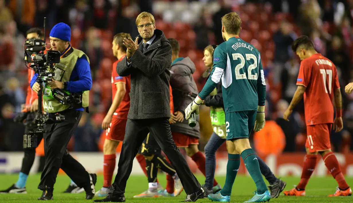 Pelatih Liverpool, Juergen Klopp menyapa penonton usai timnya ditahan imbang 1-1 oleh Rubin Kazan pada laga Liga Europa di Stadion Anfield, Inggris, Jumat (23/10/2015).  EPA/PETER POWELL