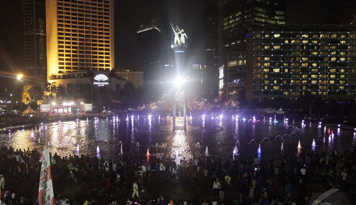 Ribuan warga mulai memadati Bundaran HI untuk merayakan malam pergantian tahun di Jakarta Night Festival, Rabu (31/12/2014). (Liputan6.com/Faizal Fanani)