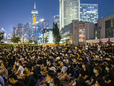 Sejumlah mahasiswa duduk menghadiri rapat umum di Edinburgh Place di Hong Kong (22/8/2019). Pemimpin mahasiswa Hong Kong memboikot perkuliahan selama dua minggu. (AFP Photo/Anthony Wallace)