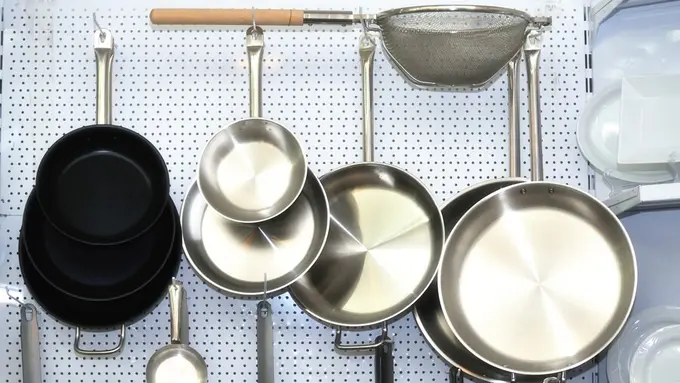 Berbagai jenis panci masak dalam berbagai ukuran (Foto Dok: Freepik/bpm82)