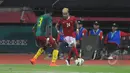Gelandang Timnas Indonesia, Zulham Zamrun membawa bola melewati pemain Kamerun pada laga uji coba di Stadion Gelora Delta Sidoarjo, Rabu (25/3/2015). Kamerun Menang 1-0 atas Indonesia. (Liputan6.com/Herman Zakharia)