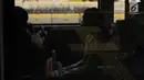 Seorang wanita memakai masker pelindung saat berada di dalam bus untuk menghidari polusi udara buruk di Jakarta, Rabu (17/7/2019). Dinkes DKI menyarankan masyarakat untuk menggunakan masker saat beraktivitas untuk mencegah dampak polusi udara pada tubuh. (Liputan6.com/Faizal Fanani)