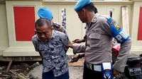 Tim Propam Polrestabes Palembang menangkap RO (45), polisi gadungan yang mengaku sebagai anggota Intel Polda Sumsel (Liputan6.com / Nefri Inge)