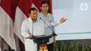 Capres-Cawapres nomor urut 2 Prabowo Subianto (kiri) dan Gibran Rakabuming Raka menyampaikan paparan Penguatan Anti Korupsi untuk Penyelenggara Negara Berintegritas (Paku Integritas) di Gedung Merah Putih KPK, Jakarta, Rabu (17/1/2024). (Liputan6.com/Angga Yuniar)