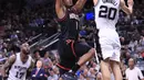 Aksi Pemain Rockets, Trevor Ariza (1) melewati pemain Spurs, Manu Ginobili pada gim kelima semifinal wilayah barat Playoffs NBA 2017 di AT&T Center, San Antonio, Texas (9/5). Gim keenam akan gantian digelar di Houston.  (Ronald Martinez/Getty Images/AFP)