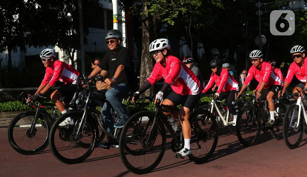 Gubernur DKI Jakarta Anies Baswedan saat bersepeda di Jakarta, Jumat (3/6/2022). Dalam rangka hari bersepeda dunia dan mendukung perhelatan G20 Pemprov DKI dan United Bike berharap bersepeda dapat mendorong masyarakat untuk menjadikan sepeda sebagai alternatif alat transportasi yang lebih banyak digunakan ke depannya. (Liputan6.com/Angga Yuniar)