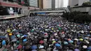 Pengunjuk rasa berkumpul di luar gedung parlemen di Hong Kong, Rabu (12/6/2019). Ribuan pengunjuk rasa memblokir pintu masuk ke kantor pusat pemerintah Hong Kong untuk memprotes RUU Ekstradisi. (AP Photo/Kin Cheung)