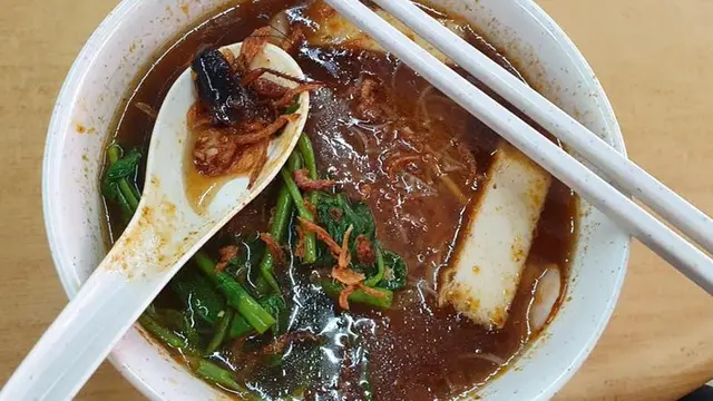 6 Momen Apes saat Makanan Dihinggapi Kecoa Ini Bikin Perut Mual