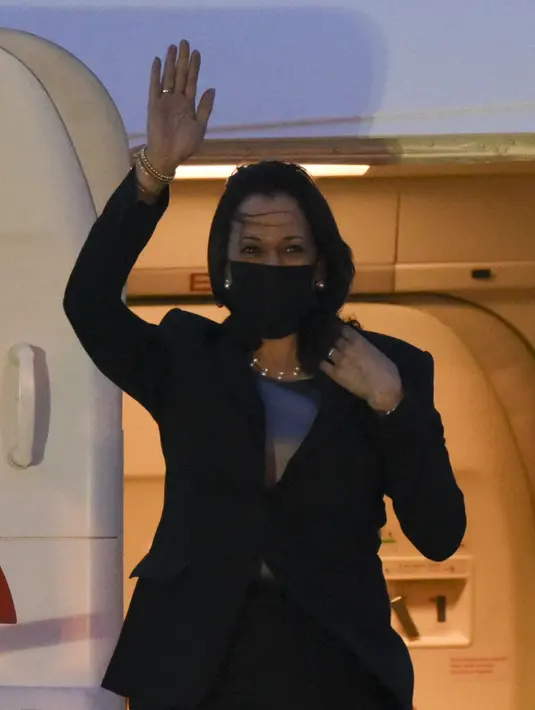 Wakil Presiden AS Kamala Harris melambaikan tangan setibanya di Pangkalan Angkatan Udara di Guatemala City, Minggu (6/6/2021). Kamala Harris tiba di Guatemala, dalam perjalanan luar negeri pertamanya ke Amerika Latin, untuk mengatasi masalah lonjakan pengungsi di sana. (Orlando ESTRADA/AFP)