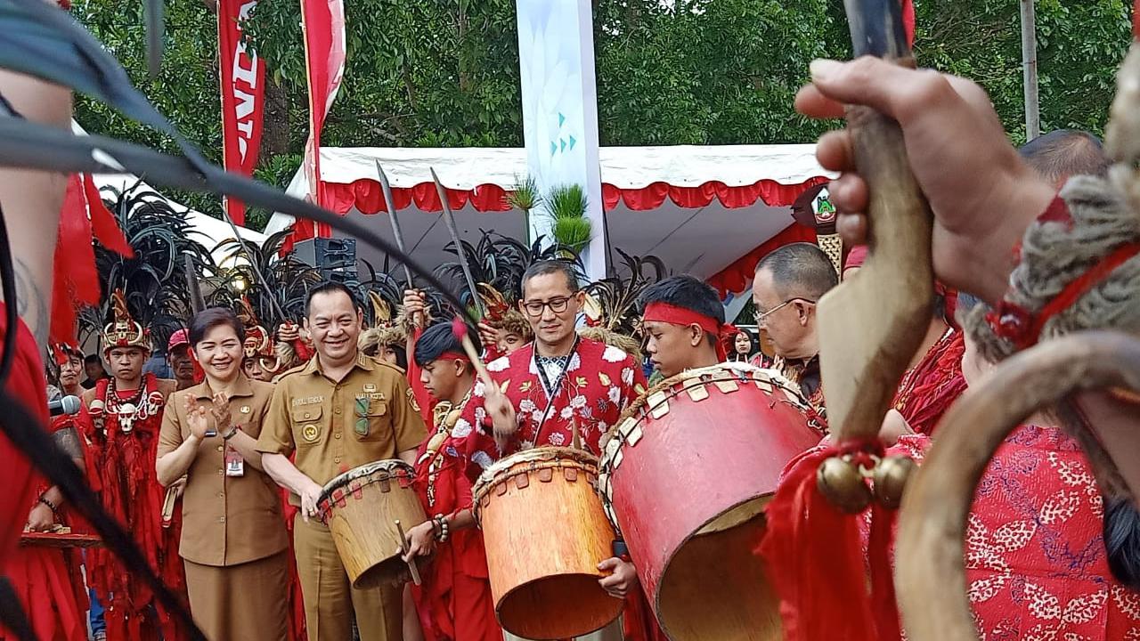 Sandiaga Uno Buka Tomohon International Flower Festival 2023, Manfaatkan Jutaan Bunga Krisan untuk Parade Kendaraan Hias