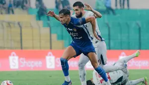 Winger PSIM Yogyakarta, Deri Corfe menjaga bola dari kejaran gelandang Persita Tangerang, Javlon Guseynov dalam laga pekan ke-30 BRI Super League 2025/2026 di Stadion Sultan Agung, Bantul, Kamis (30/4/2026). (Dok. PSIM)