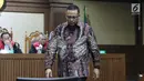 Tersangka dugaan korupsi pengadaan dan pelaksanaan pembangunan kampus IPDN Provinsi Sumatera Barat di Kabupaten Agam TA 2011, Dudy Jocom saat menjalani sidang pembacaan dakwaan di Pengadilan Tipikor, Jakarta, Rabu (11/7). (Liputan6.com/Helmi Fithriansyah)