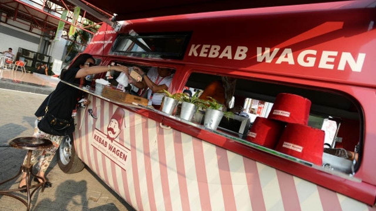 Menikmati kuliner unik food truck di IIMS 2015