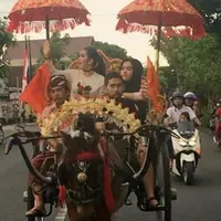 Penyanyi cantik Syahrini di arak keliling kota Jembrana Bali. Dengan menggunakan delman, Syahrini menyapa warga Nagara, Bali. Sambutan masyarakat begitu antusias dipinggir jalan yang dilaluinya. (Instagram/princessyahrini)