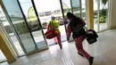 Dokter Filipina, Maria Lagbes dan sopir ambulans pink dari tim Women Responders meninggalkan markas layanan ambulans di Dubai, 13 Juli 2017. Tim unit khusus ini terdiri dari empat perempuan yakni, dua petugas medis dan dua sopir. (GIUSEPPE CACACE/AFP)