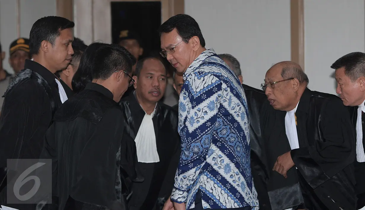 Terdakwa Basuki Tjahaja Purnama atau Ahok berunding dengan tim penasehat hukum setelah pembacaan putusan sidang di Kementan, Jakarta, Selasa (9/5). Majelis Hakim menjatuhkan vonis selama dua tahun penjara terhadap Ahok. (Liputan6.com/sigid Kurniawan/Pool)