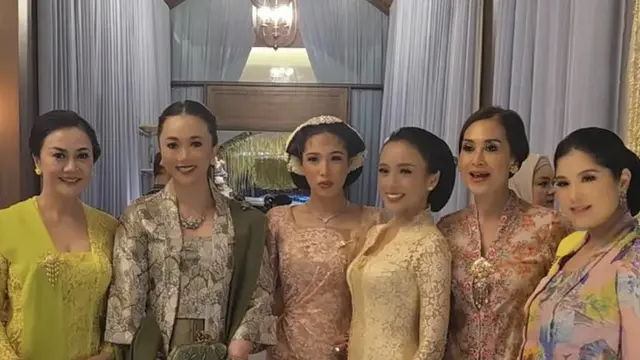Annisa Pohan pakai kebaya dipadukan kain batik di Acara Siraman Putri Dede Yusuf. [@ayu_mirah_m]