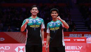 Ganda putra Indonesia Sabar Karyaman Gutama/Moh Reza Pahlevi Isfahani menang atas wakil Chinese Taipei Chiu Hsiang Chieh/Wang Chi-Lin pada laga Grup A BWF World Tour Finals 2025 di Hangzhou Olympic Sports Centre Gymnasium, China, Jumat (19/12). Sabar/Reza lolos ke semifinal. (foto: PBSI).