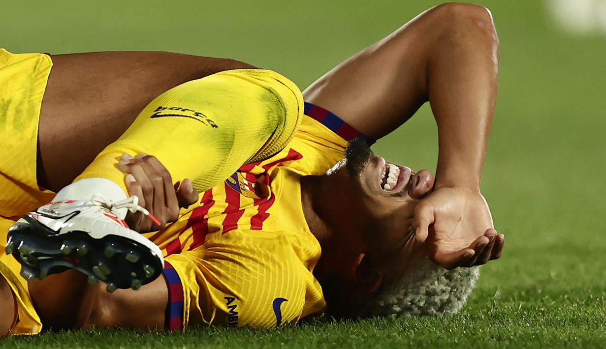 Pemain Barcelona, Ronald Araujo mengeram kesakitan setelah berebut bola dengan pemain Getafe pada laga pekan pertama Liga Spanyol 2023/2024 di Coliseum Alfonso Perez Stadium, Getafe, Spanyol, 14 Agustus 2023 WIB. (AP Photo/Alvaro Medranda)