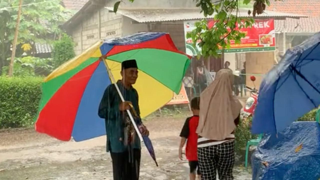 Bawa Payung Raksasa