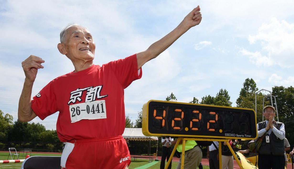 Hidekichi Miyazaki, 105 tahun, bergaya seperti Usain Bolt setelah berlomba di nomor lari 100m Kyoto Masters Autumn Competiton di Kyoto, Jepang, Rabu (23/9/2015). (AFP Photo/Toru Yamanaka)