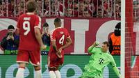 Aksi Manuel Neuer saat menghentikan peluang berbahaya dari PSG, Kamis (7/5/2026) (AP Photo/Matthias Schrader)