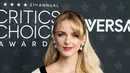 Mckenna Grace mengenakan sepasang anting emas putih 18 karat dengan mutiara budidaya seberat 74,85 karat dan 2,30 karat berlian, serta sebuah cincin emas putih 18 karat dengan berlian potongan emerald seberat 5,01 karat dan 1,29 karat berlian, keduanya dari koleksi Haute Joaillerie. [Chopard]