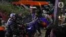 Petugas kepolisian saat menghalau pemudik yang akan menerobos trotoar di Jalan Kedungwaringin, Kabupaten Bekasi, Jawa Barat, Minggu (9/5/2021). Pemudik memblokir jalan saat penyekatan di posko penyekatan mudik di Kedungwaringin. (Liputan6.com/Herman Zakharia)