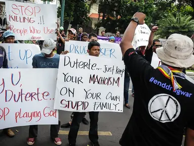 Massa dari Persaudaraan Korban Napza Indonesia menggelar aksi simpatik di depan Kedubes Filipina, Jakarta, Selasa (11/10). Mereka mengecam sikap Presiden Filipina, Duterte yang main hakim sendiri terhadap pengguna narkoba. (Liputan6.com/Faizal Fanani)