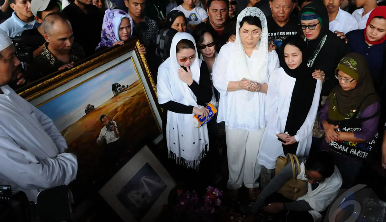 Titiek Puspa memanjatkan doa di dekat pusara almarhum Idris Sardi,  TPU Menteng Pulo. Jakarta Pusat, Senin (28/04/2014) (Liputan6.com/Andrian M Tunay).