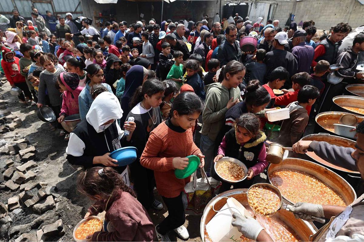 FOTO: Pilu! Ratusan Anak Gaza Kelaparan Mengantri Makanan