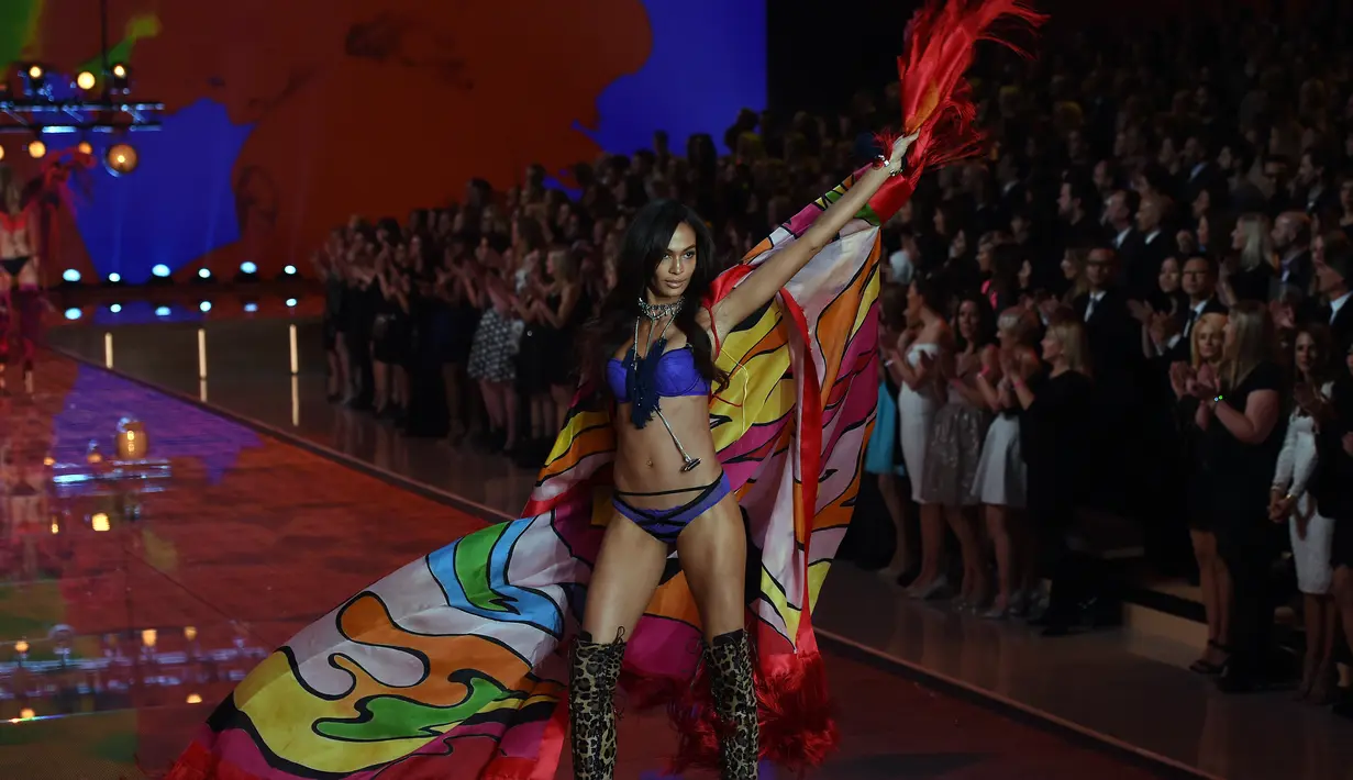 Seorang model memperagakan lingerie di atas panggung Victoria’s Secret Fashion Show 2015 di New York City, Selasa (10/11). (AFP PHOTO/Jewel Samad)