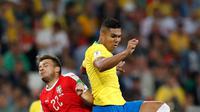 Gelandang Brasil, Casemiro berebut bola dengan pemain Serbia Adem Ljajic saat bertanding pada grup E Piala Dunia 2018 di Stadion Spartak di Moskow, Rusia (27/6). Brasil menang 2-0 atas Serbia dan melaju ke babak 16 besar. (AP Photo/Rebecca Blackwell)