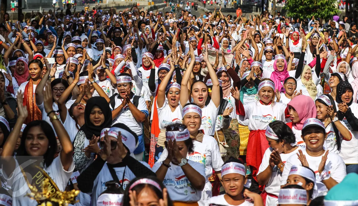 Peserta bersorak ketika mengikuti flashmob 1745 penari di kawasan Senayan, Jakarta, Minggu (21/8). Kegiatan bertajuk "Aku Indonesia-Bagimu Negeri Kami Menari" itu merupakan bagian dari perayaan HUT RI ke 71. (Liputan6.com/Fery Pradolo)