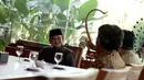 Presiden ke-3 RI, BJ Habibie (kiri) berbincang dengan Komisioner KPU di kediamannya di Jakarta, (29/12). BJ Habibie mendapat 'lifetime achievement award' dari KPU atas dedikasinya untuk Pemilu dan demokrasi di tanah air. (Liputan6.com/Faizal Fanani)