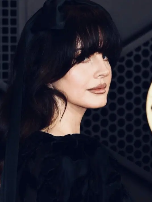 Makeup dengan kesan soft disertai warna-warna nude menciptakan kesan klasik yang menjanjikan. [Foto: Instagram/ Lana Del Rey]