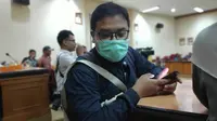 Seorang warga Pekanbaru memakai masker sebagai antisipasi tidak terserang penyakit. (Liputan6.com/M Syukur)