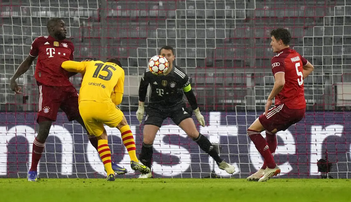 Pemain Barcelona Clement Lenglet (tengah) menyundul bola saat melawan Bayern Munchen pada pertandingan Grup E Liga Champions di Munich, Jerman, 8 Desember 2021.  Bayern Munchen menang 3-0. (AP Photo/Matthias Schrader)