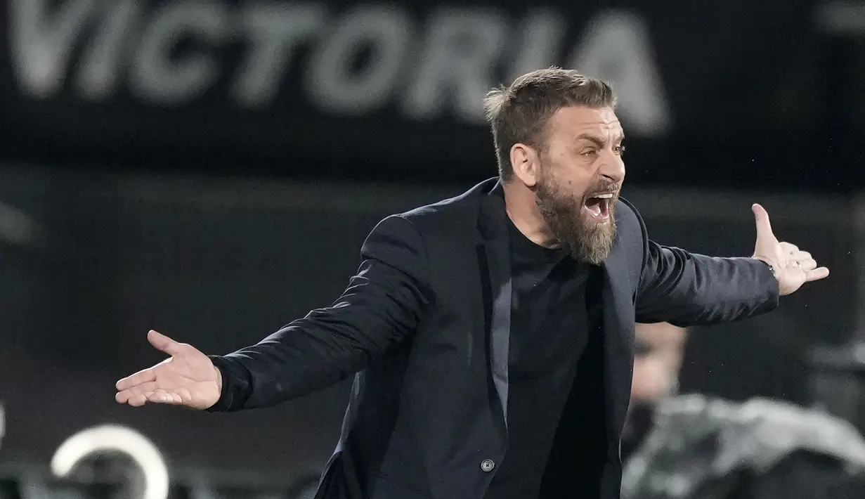 Pelatih AS Roma Daniele De Rossi menginstruksikan anak asuhnya menghadapi Feyenoord pada leg pertama play-off fase gugur Liga Europa 2023/2024 di Stadion De Kuip, Jumat (16/2/2024).  AS Roma harus bersusah payah saat menyambangi markas Feyenoord.  (Foto AP/Peter Dejong)