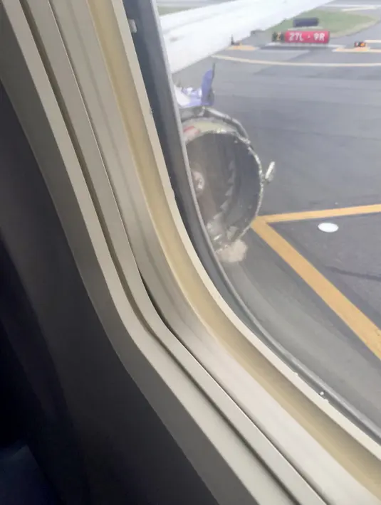 Kondisi mesin pesawat Southwest Airlines yang mengalami kerusakan saat mendarat darurat di Bandara Internasional Philadelphia, Selasa (17/4). Mesin pesawat tiba-tiba meledak saat sedang mengudara yang membuat jendela pecah. (HO/KRISTOPHER JOHNSON/AFP)