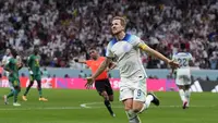 Pemain timnas Inggris, Harry Kane merayakan golnya ke gawang Senegal dalam pertandingan 16 besar Piala Dunia 2022 yang berlangsung di Al Bayt Stadium, Qatar, Senin (5/12/2022). (AP Photo/Frank Augstein)