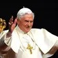 Sang pemimpin umat Katolik Paus Benediktus XVI yang menyatakan terlalu sepuh resmi mundur. 