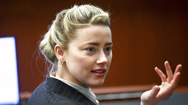 Amber Heard dalam persidangan melawan Johnny Depp di Virginia. (Brendan Smialowski/Pool Photo via AP)