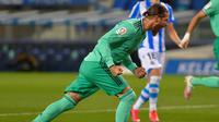 Kapten Real Madrid, Sergio Ramos, menyumbangkan satu gol saat timnya menang 2-1 atas Real Sociedad pada laga pekan ke-30 La Liga, di Reale Seguros Stadium, Senin (22/6/2020) dini hari WIB. (AFP/ANDER GILLENEA)