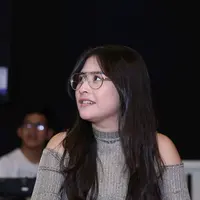 Tidak memberi bocoran soal lagu yang dibawakannya nanti, dengan caranya ia hanya menyarankan untuk menyaksikan sendiri jika penasaran dengan lagu yang dibawakannya. (Nurwahyunan/Bintang.com)