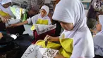 Murid kelas IV SDN Julang belajar membuat membatik di Batik Tradisiku di Kota Bogor, Jawa Barat (2/10). Kegiatan selama 3 hari ini diselenggarakan secara gratis dalam rangka memperingati Hari batik Nasional 2 Oktober. (Merdeka.com/Arie Basuki)