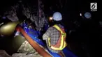 Pemerintah Thailand melakukan pengisian oksigen ke dalam gua untuk para remaja yang terjebak di dalam gua. Jumlah oksigen yang cukup menjadi kunci keselamatan para remaja.