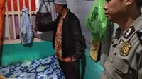 AK menggunakan kain sarung saat bunuh diri di kamar rumahnya di Jalan KI Anwar Mangku, Kecamatan Seberang Ulu (SU) II Palembang Sumsel (Liputan6.com / Nefri Inge)