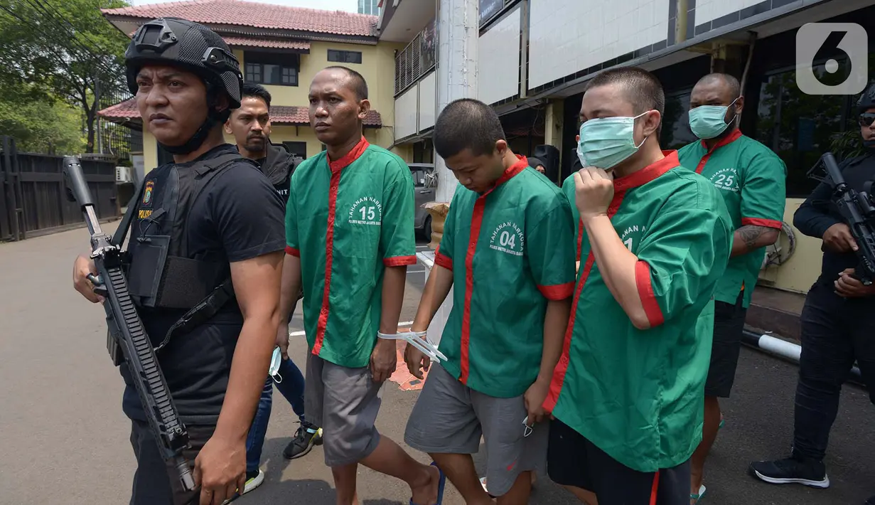 Tersangka dihadirkan saat rilis kasus narkoba jenis sabu dan happy-5 di Polres Jakarta Barat, Kamis (31/10/2019). Penggerebakan dilakukan di Kampung Ambon dengan mengamankan lima orang tersangka serta barang  bukti sabu 23,5 kilogram dan 190 butir pil happy-5 dan mobil sedan. (merdeka.com/Imam Buhor