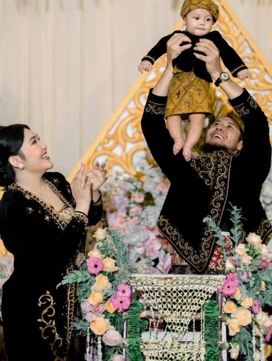Via Vallen tampil menawan dalam balutan kebaya berbahan velvet berwarna hitam, dihiasi dengan bordiran emas yang memberikan sentuhan elegan dan mewah. [@dsv_videographer].